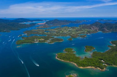 İnsansız hava aracı, Hong Kong 'lu Sai Kung' da güzel bir ada ve denizin üzerinde uçuyor.