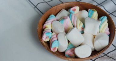 Tahta tabakta tatlı şekerleme