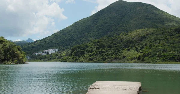 有码头的山和海 — 图库照片