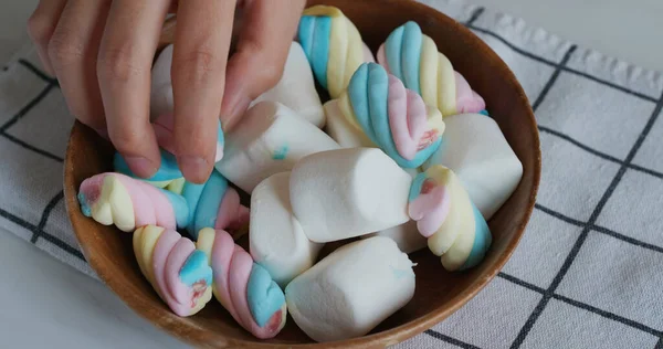 甘いキャンディーマシュマロオン木製プレート — ストック写真
