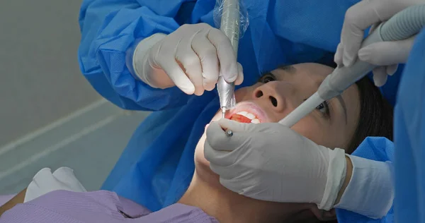 Mulher Sofre Tratamento Escalonamento Dental — Fotografia de Stock