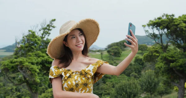 Γυναίκα Παίρνει Selfie Στο Κινητό Τηλέφωνο Στην Ύπαιθρο — Φωτογραφία Αρχείου