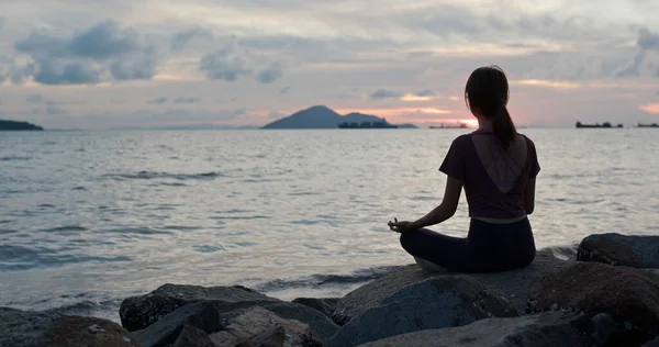 Kvinde Gør Yoga Ved Havet - Stock-foto