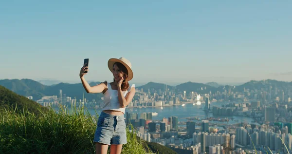 Kvinna Tar Selfie Mobiltelefon Berget — Stockfoto