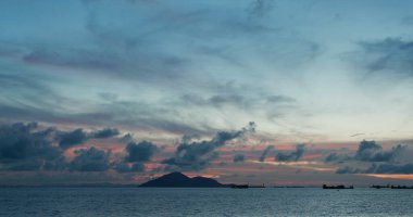 Güzel gün batımı gökyüzü ve deniz