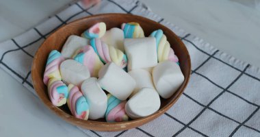 Tahta tabakta tatlı şekerleme