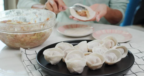 Kobieta Robi Pierogi Mięsne Domu — Zdjęcie stockowe