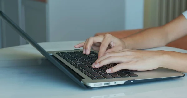Vrouw Type Laptop Computer Werk Vanuit Huis Concept — Stockfoto