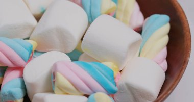 Tahta tabakta tatlı şekerleme