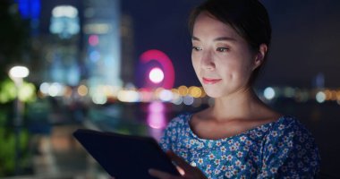 Geceleri kadın tablet bilgisayar kullanımı