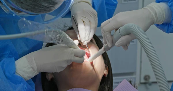Žena Podstupuje Zubní Škálování Léčbu — Stock fotografie