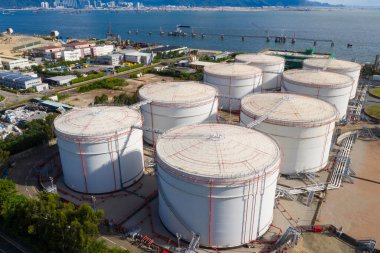 Tuen Mun, Hong Kong 19 Temmuz 2020: Hong Kong 'da petrol tankı ile kömür santrali