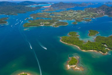 İnsansız hava aracı güzel denizin ve adanın üzerinde uçar