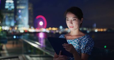 Geceleri kadın tablet bilgisayar kullanımı