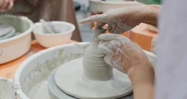 Trabajo Manual Sobre Rueda Cerámica Formando Una Olla Barro — Foto de Stock