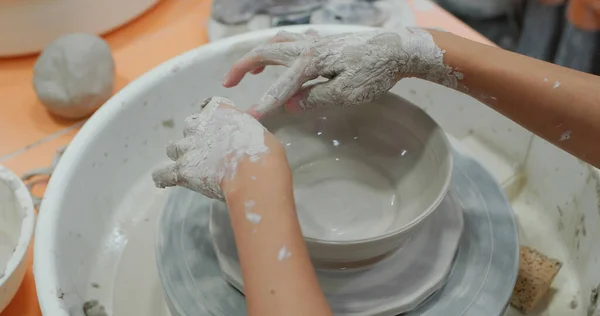 Potter Çömlek Çarkında Seramik Demlik Yapıyor — Stok fotoğraf