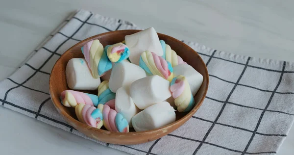 甘いキャンディーマシュマロオン木製プレート — ストック写真