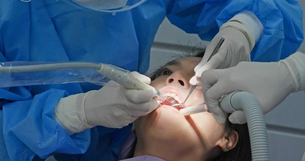 Mulher Sofre Tratamento Escalonamento Dental — Fotografia de Stock
