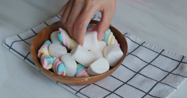 Tahta tabakta tatlı şekerleme