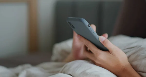 Frau Benutzte Handy Auf Bett — Stockfoto