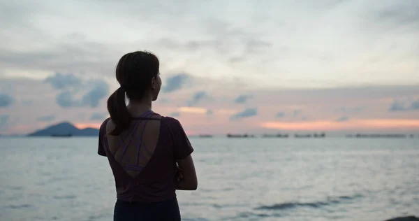 Mulher Olha Para Mar Pôr Sol — Fotografia de Stock