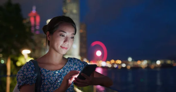 Frau Schaut Nachts Hongkong Auf Tablet Computer — Stockfoto