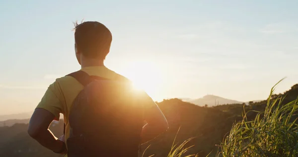 Man Hiking Look Beautiful Sunset View Mountain — Fotografia de Stock