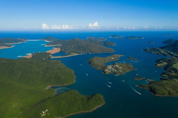 İnsansız hava aracı güzel adanın ve denizin üzerinde uçuyor.