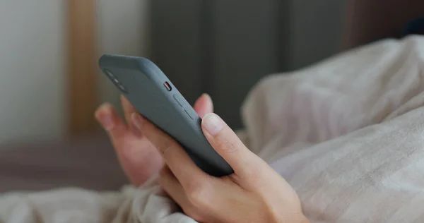 Женщина Использует Мобильный Телефон Кровати — стоковое фото