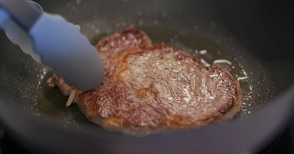 Steak Frit Sur Poêle Dans Cuisine — Photo