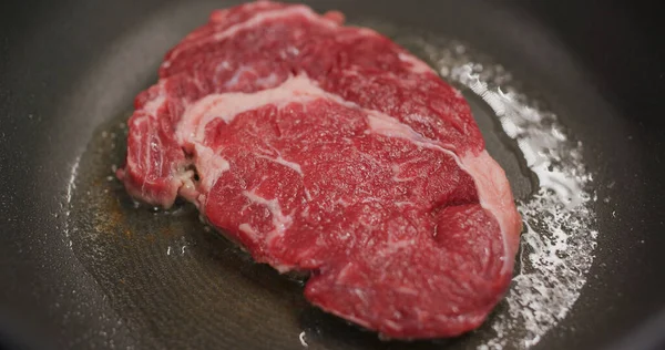 Mutfaktaki Tavada Kızarmış Biftek — Stok fotoğraf
