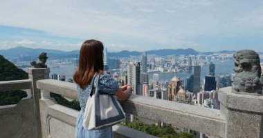 Kadın Hong Kong şehrini ziyaret etti
