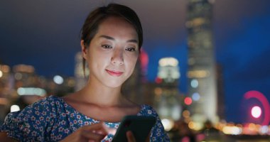 Akşamları akıllı telefon kullanan kadınlar