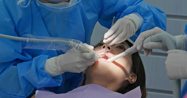 Femme Subissent Traitement Détartrage Dentaire — Photo