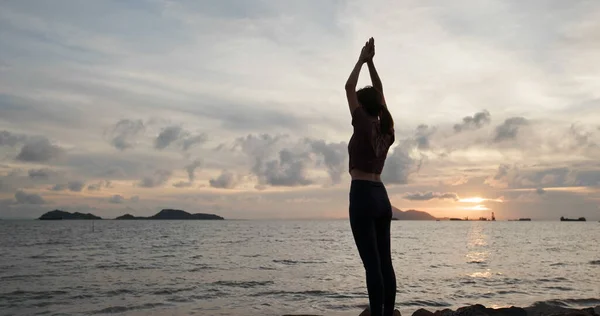 Mujer Hacer Yoga Sentarse Lado Del Mar —  Fotos de Stock