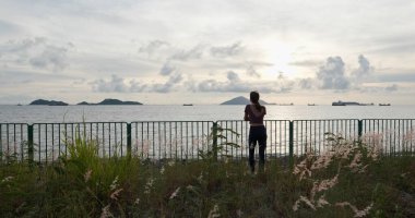 Kadınlar plajda gün batımının tadını çıkarır.