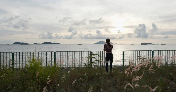 Kadınlar plajda gün batımının tadını çıkarır.