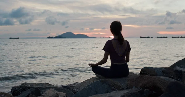 Mujer Sentarse Orilla Del Mar Hacer Yoga — Foto de Stock