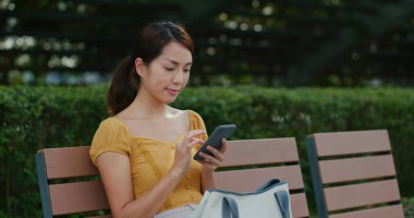 Parkta kadın cep telefonu kullanımı