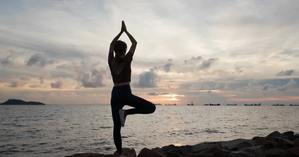 Kvinde Gør Yoga Stå Ved Siden Stranden - Stock-foto