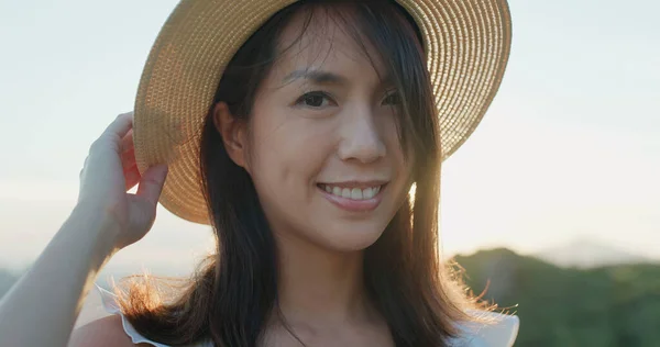 Mujer Usar Sombrero Paja Sonreír Cámara Montaña —  Fotos de Stock