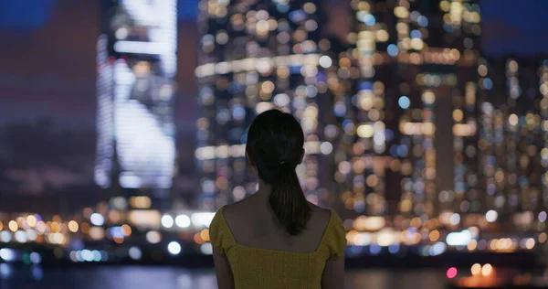 Γυναίκα Κοίτα Θέα Της Πόλης Νύχτα — Φωτογραφία Αρχείου