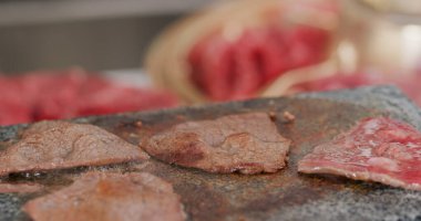 Kaya taşında et ve ızgara. 