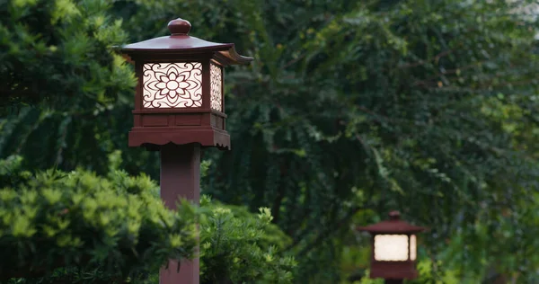 庭の木製街灯 — ストック写真