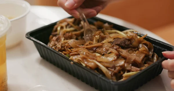 揚げ醤油麺を取ると自宅で食べる 香港地元の食品 — ストック写真