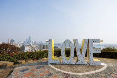 Gün batımında Kaohsiung silueti Tayvan 'daki Aşk işaretiyle birlikte.