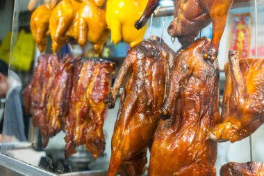 Restoranın mutfağında asılı duran Çin rostosu eti.