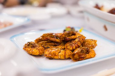 Hong Kong tarzı soya soslu kral karidesler.