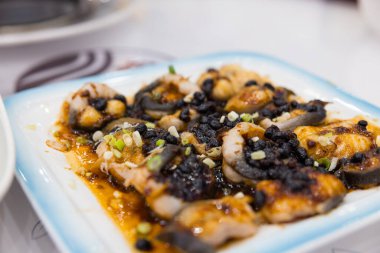 Fasulye soslu haşlanmış yılan balığı.