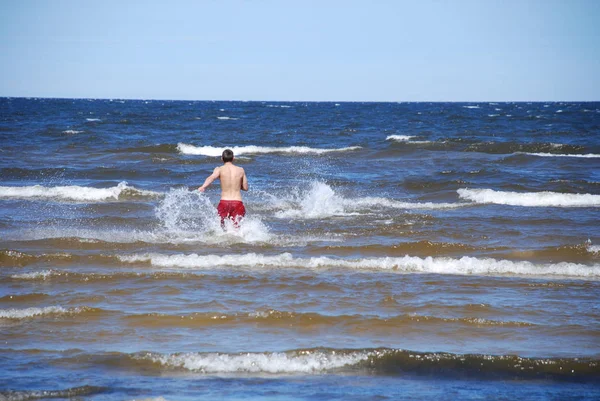 Europa Letland Jurmala Jonge Man Met Spatten Runs Zwemmen Oostzee — Stockfoto